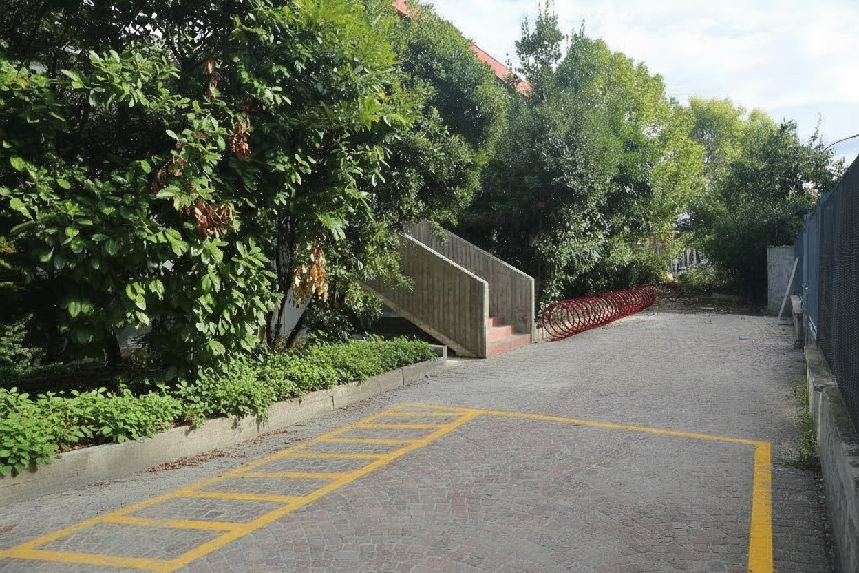 Cortile di ingresso della residenza universitaria Domus Ind 33 con portabiciclette Metalco Spyra